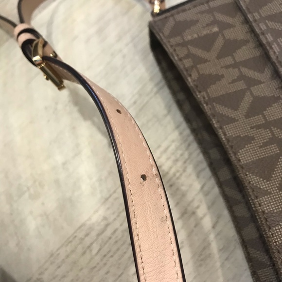 Like new Michael Kors crossbody purse - Picture 4 of 11